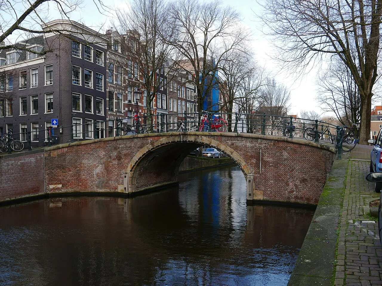Il Reguliersgracht e un ponte in mattoni ad Amsterdam, gennaio 2022