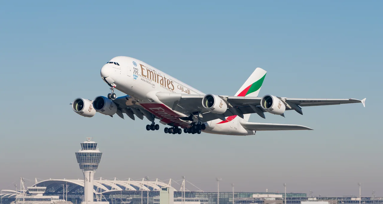 Airbus A380 Emirates in decollo da Monaco, 2015