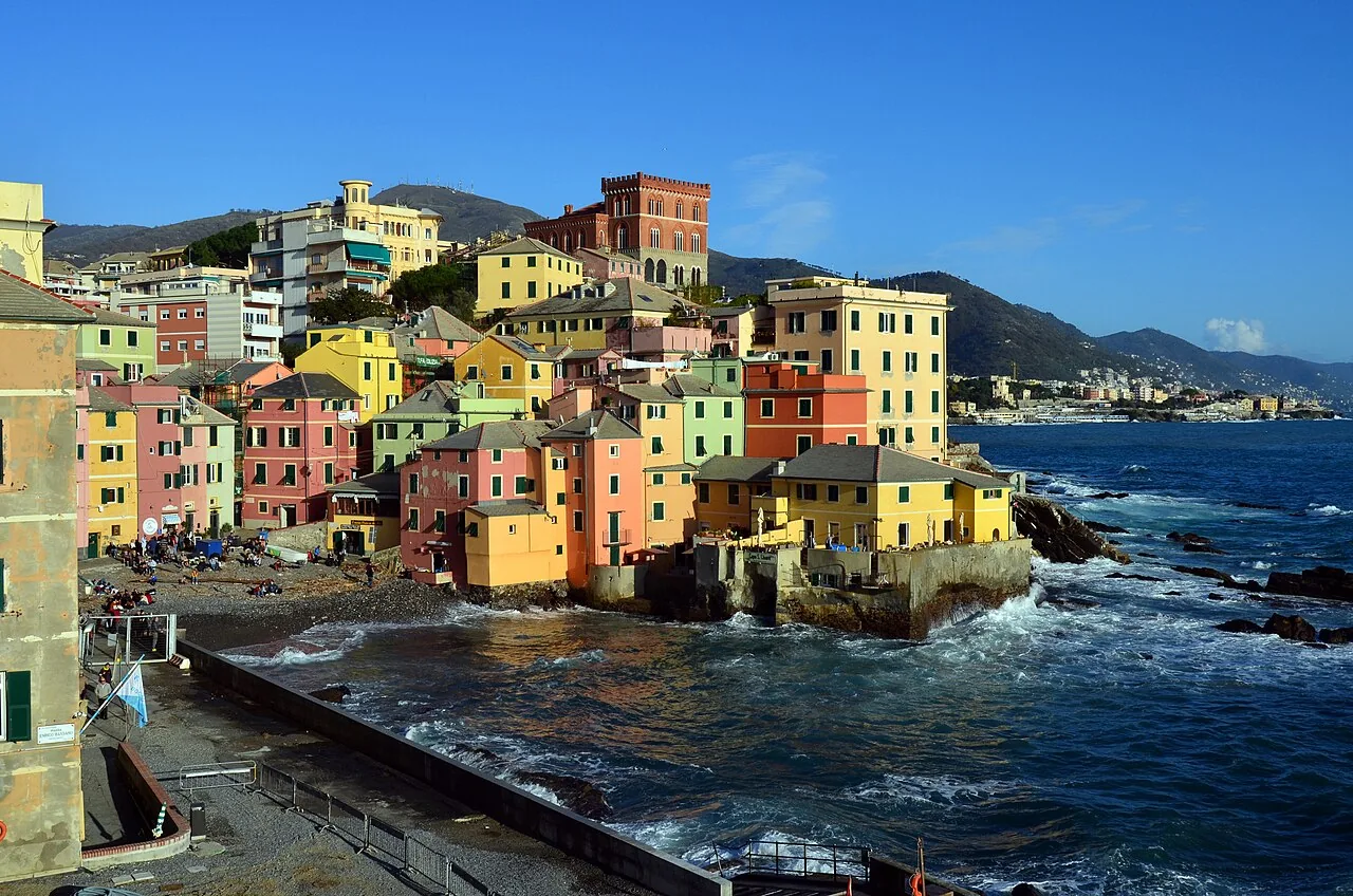 Le case colorate di Boccadasse sul mare a Genova, 2019