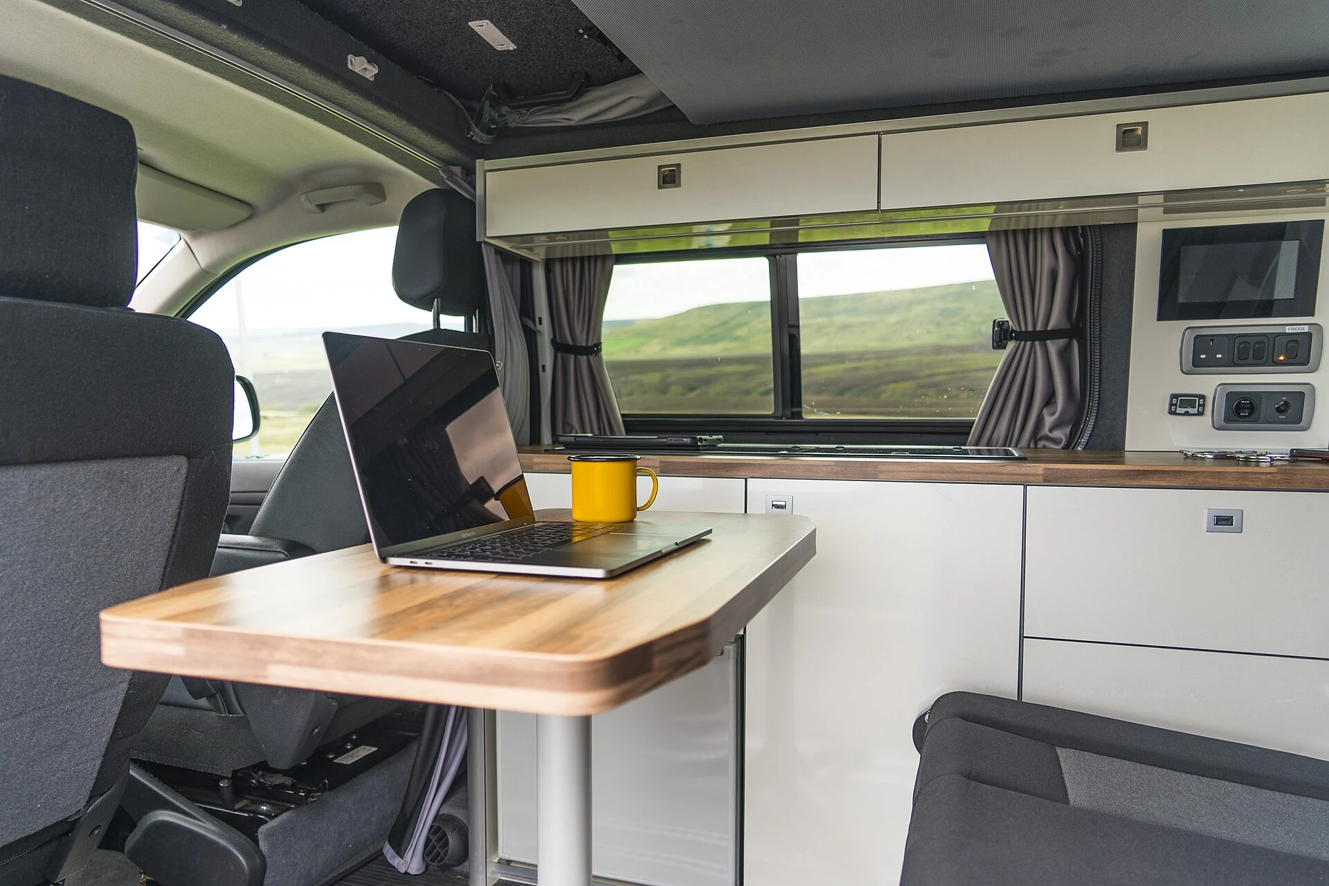 Postazione di lavoro con computer in un camper