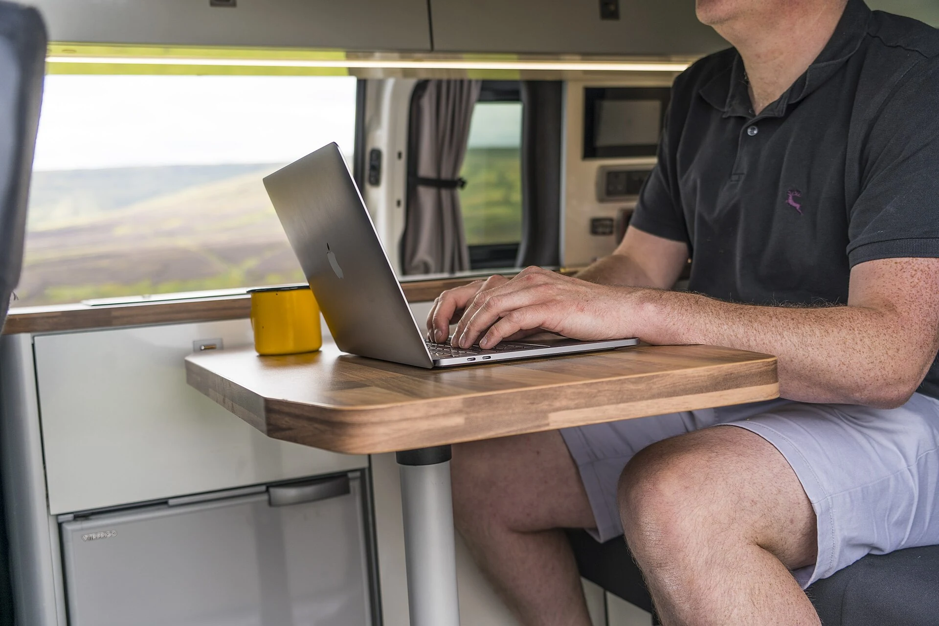 Lavoro da remoto in un camper immerso nella campagna