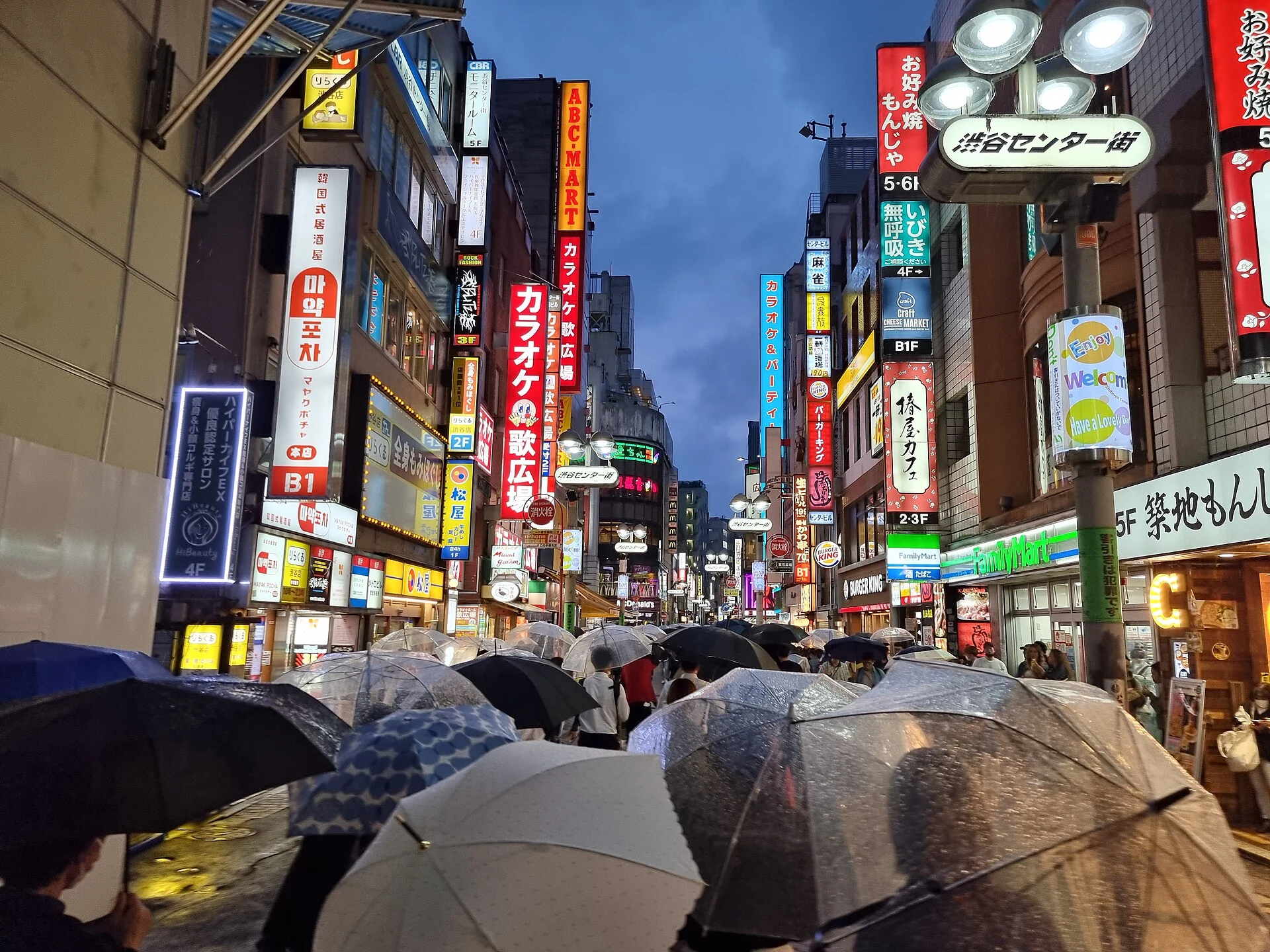 Strada di Shibuya a Tokyo in un pomeriggio di pioggia