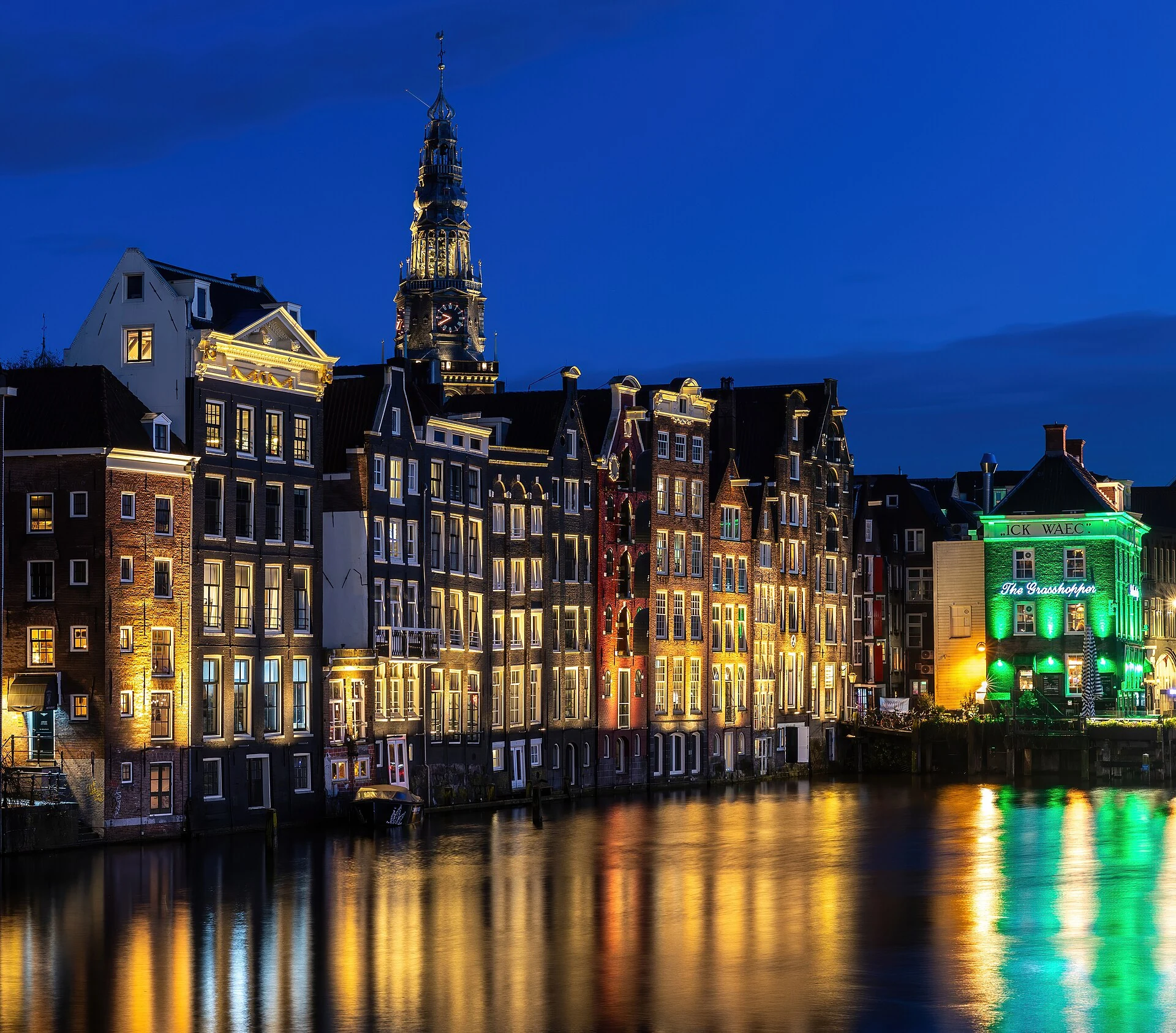 Case sul canale del Damrak ad Amsterdam all’ora blu