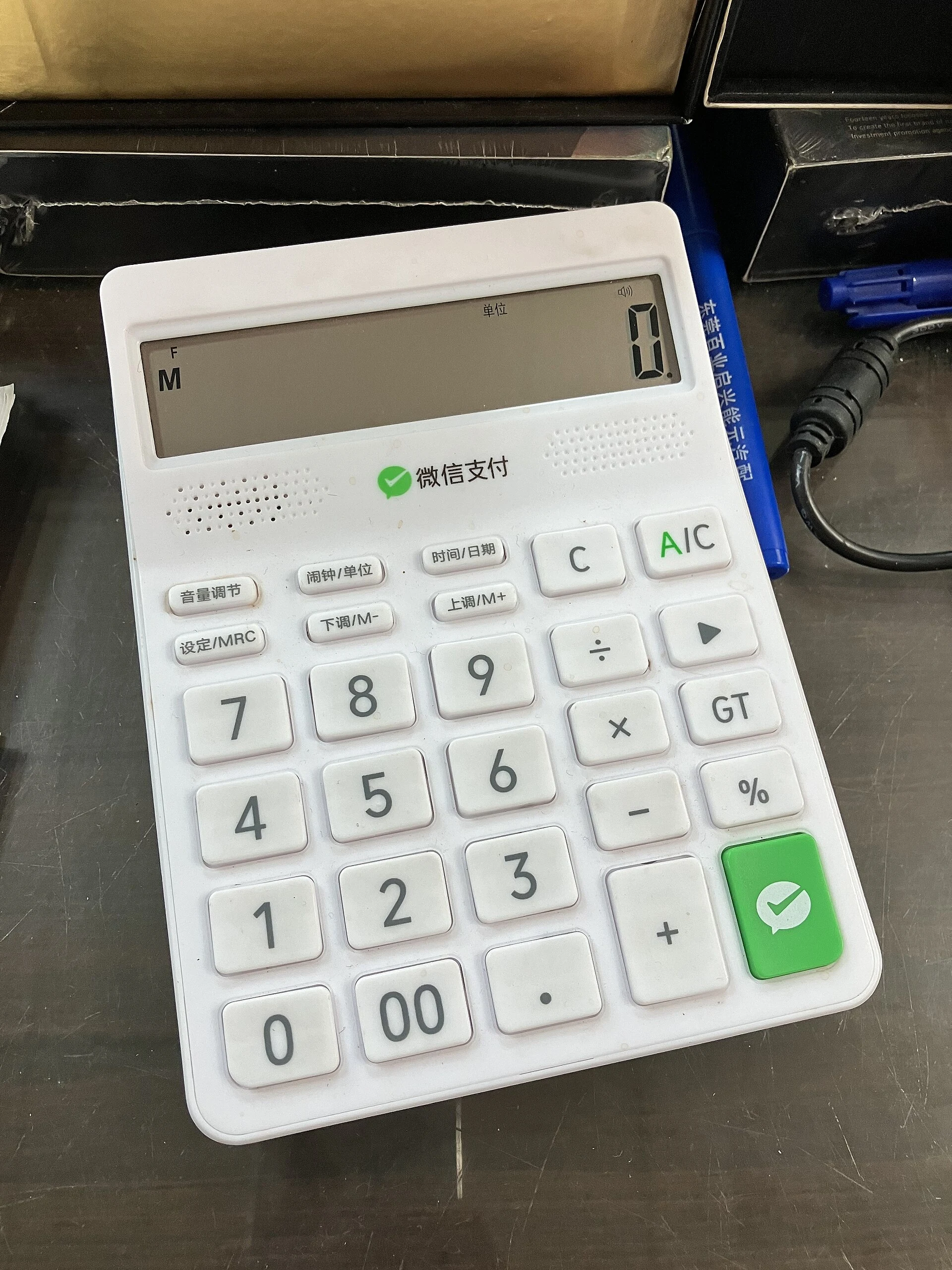 Taschenrechner auf einer Arbeitsfläche