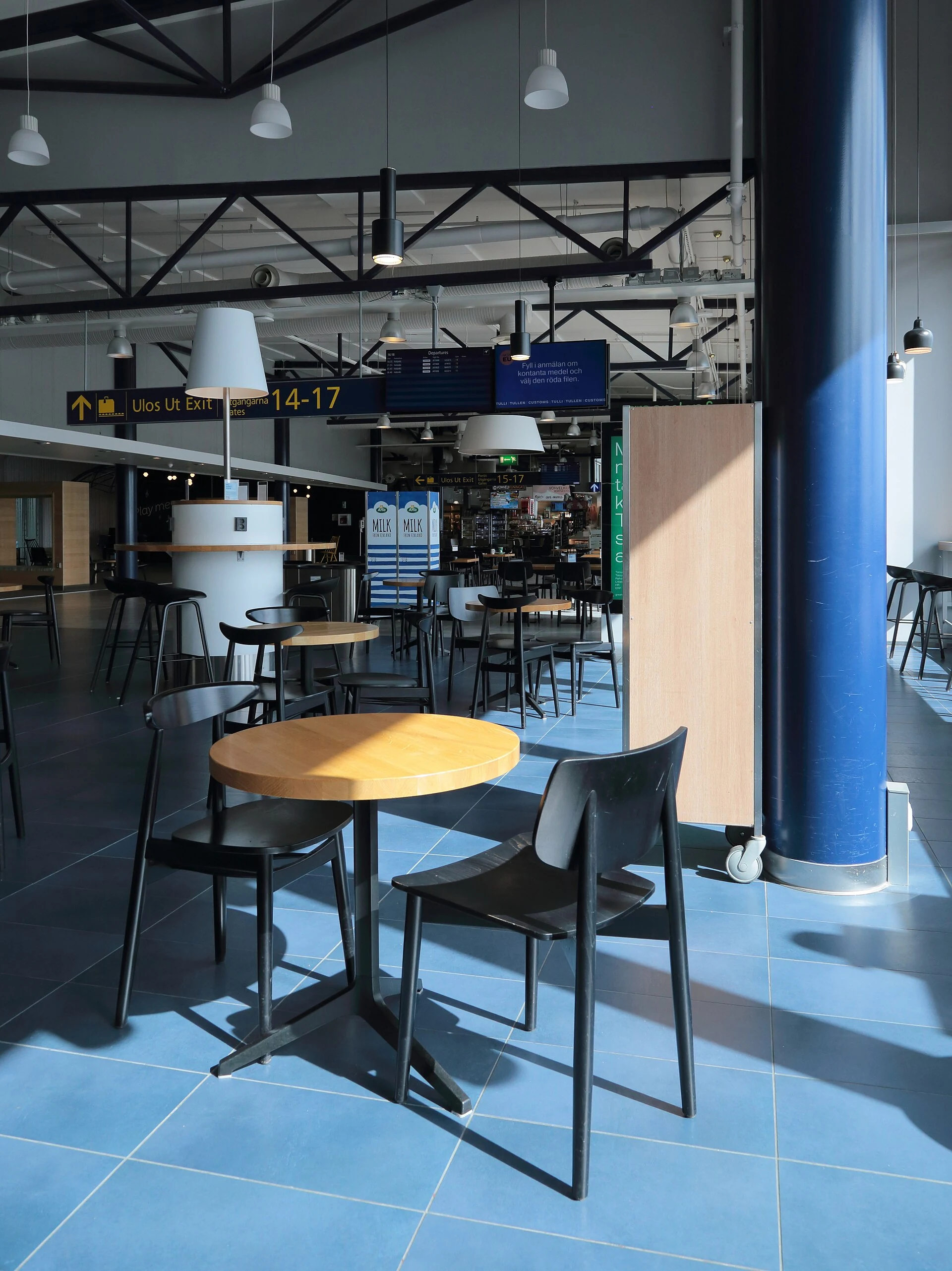 Innenraum des Terminals am Flughafen Oulu