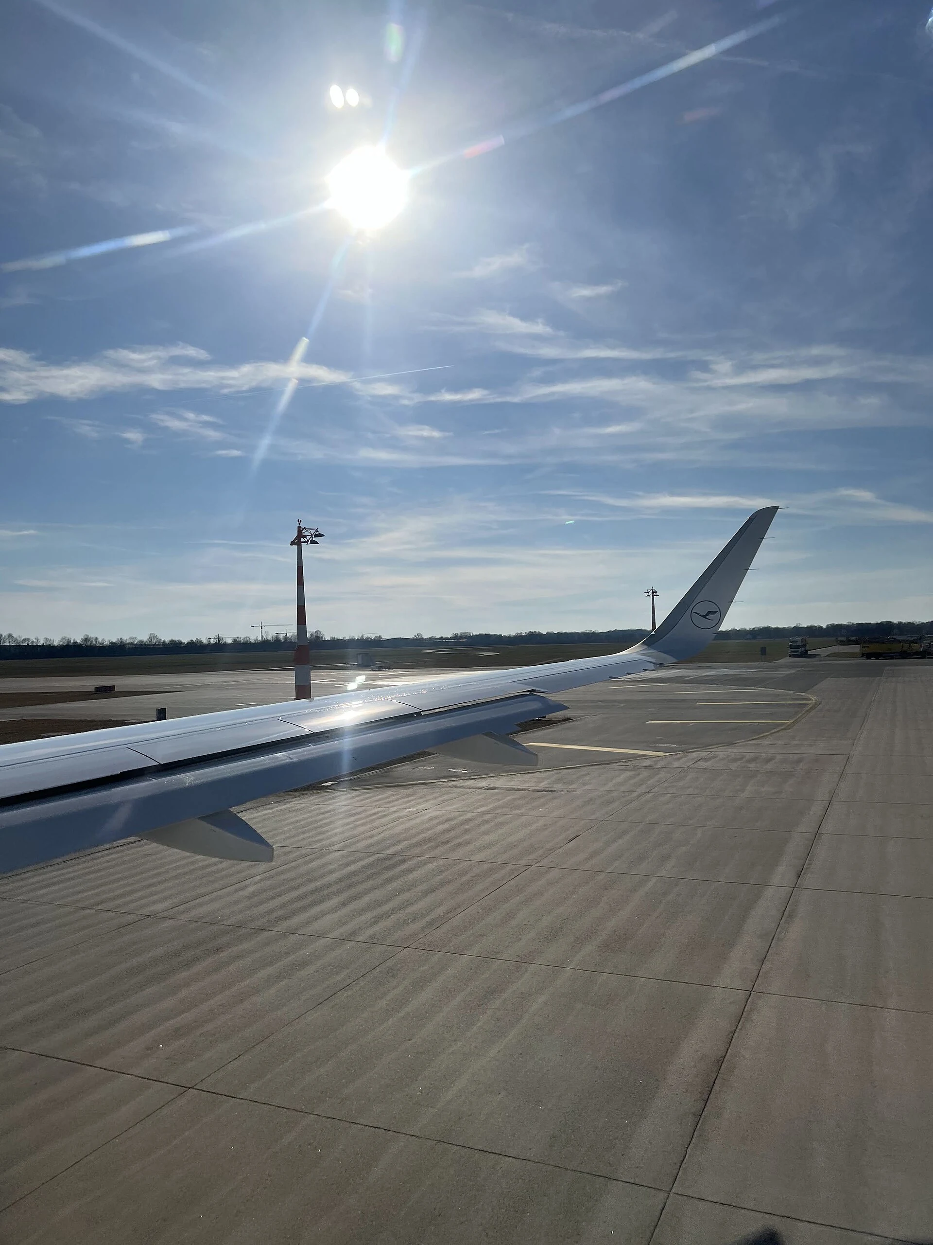 Tragfläche eines Lufthansa-Flugzeugs beim Start in München