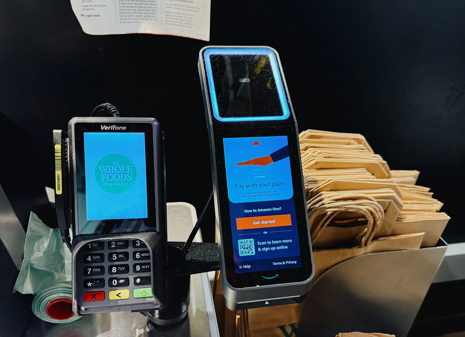 Verifone-Zahlungsterminal und Amazon-One-Lesegerät