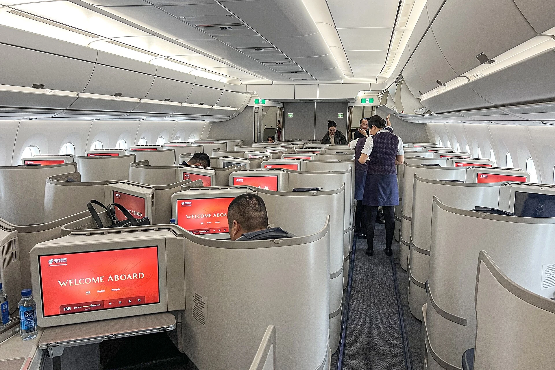 Business-Class-Kabine des Flugzeugs mit Kennzeichen B-322H