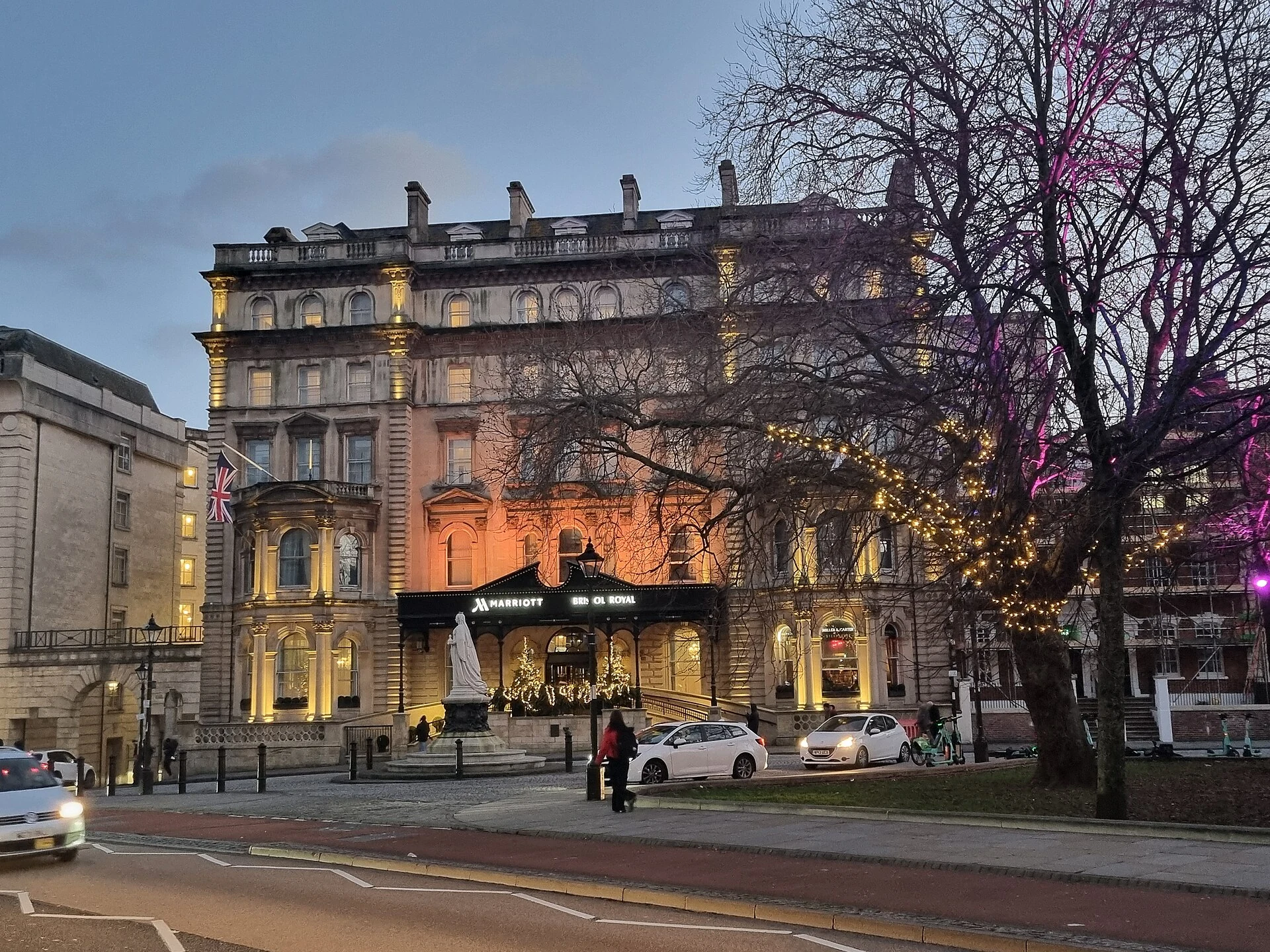 Bristol Marriott Royal Hotel illuminato la sera