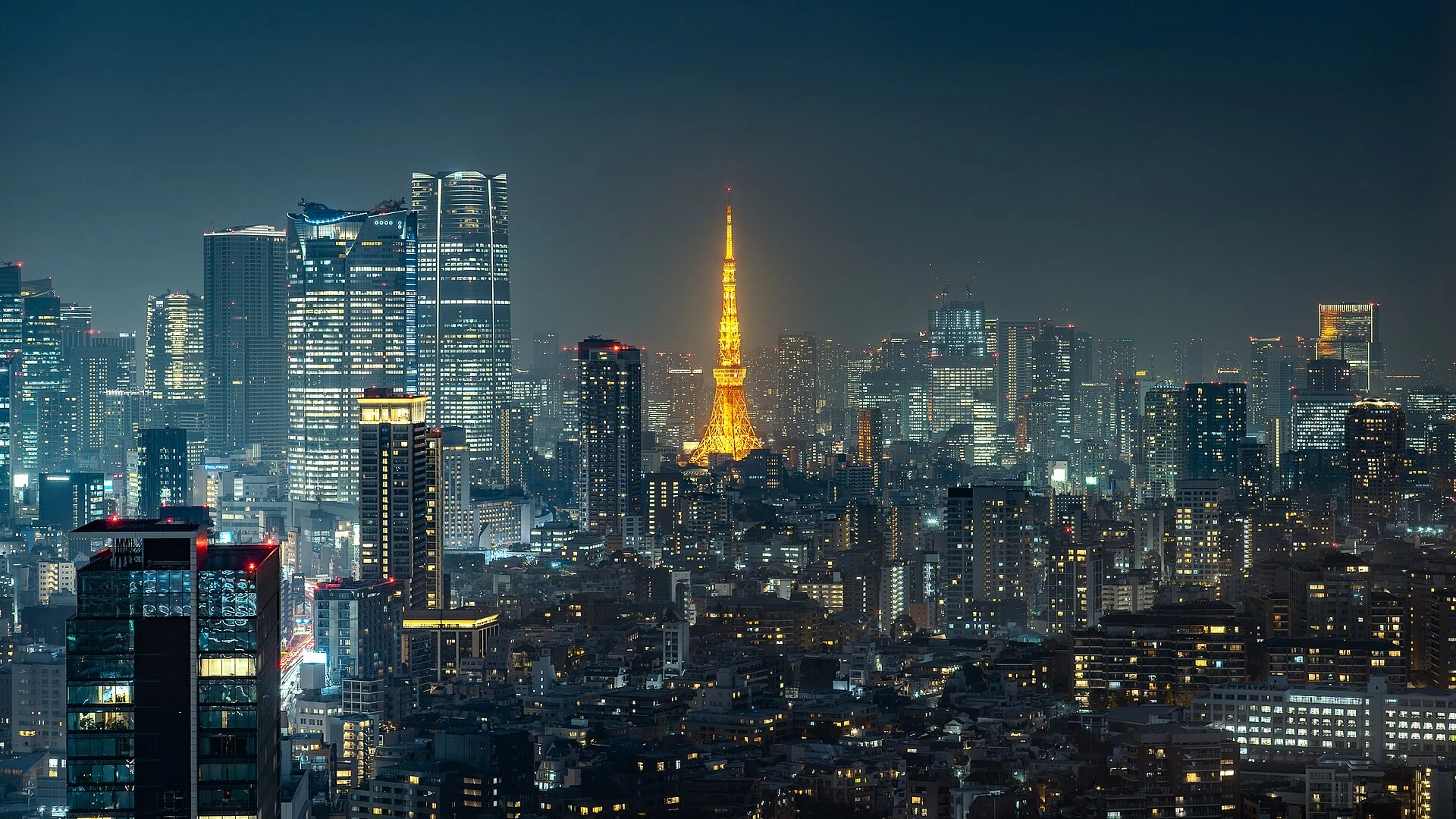 Beleuchteter Tokyo Tower und nächtliche Skyline