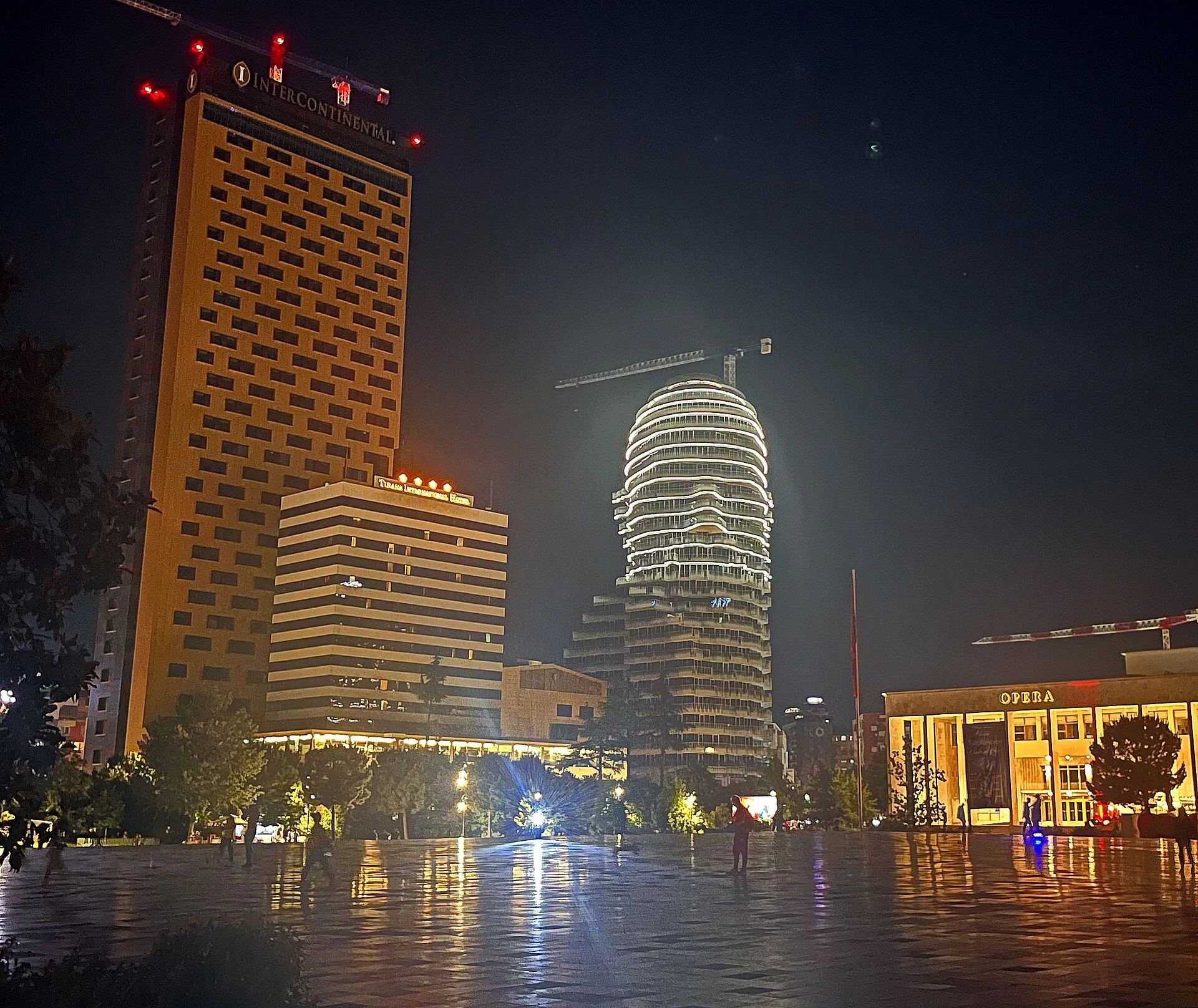 Piazza Skanderbeg a Tirana di notte