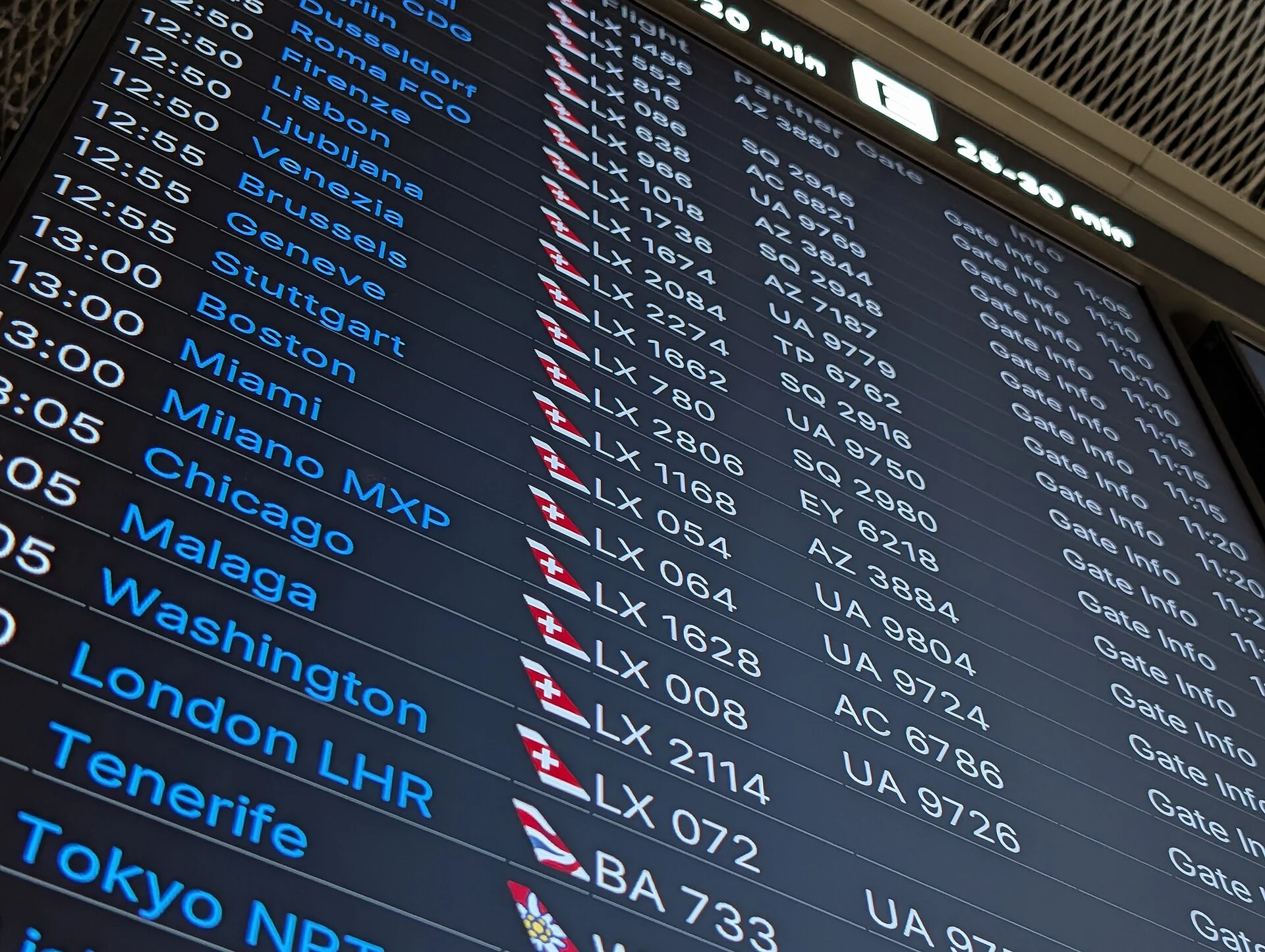Tabellone delle partenze all’aeroporto di Zurigo