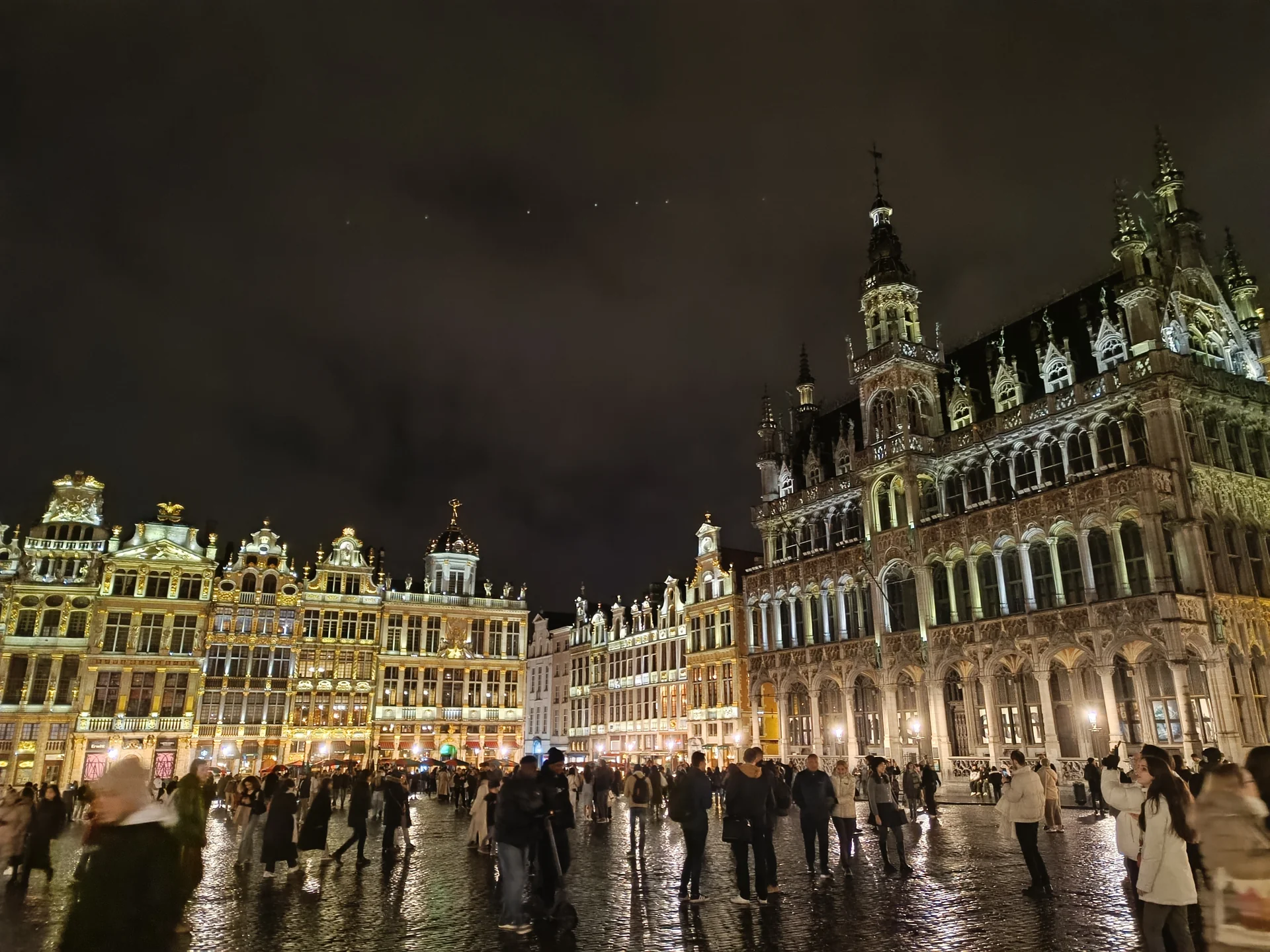 Grand Place e Maison du Roi illuminate di notte a Bruxelles nel 2025