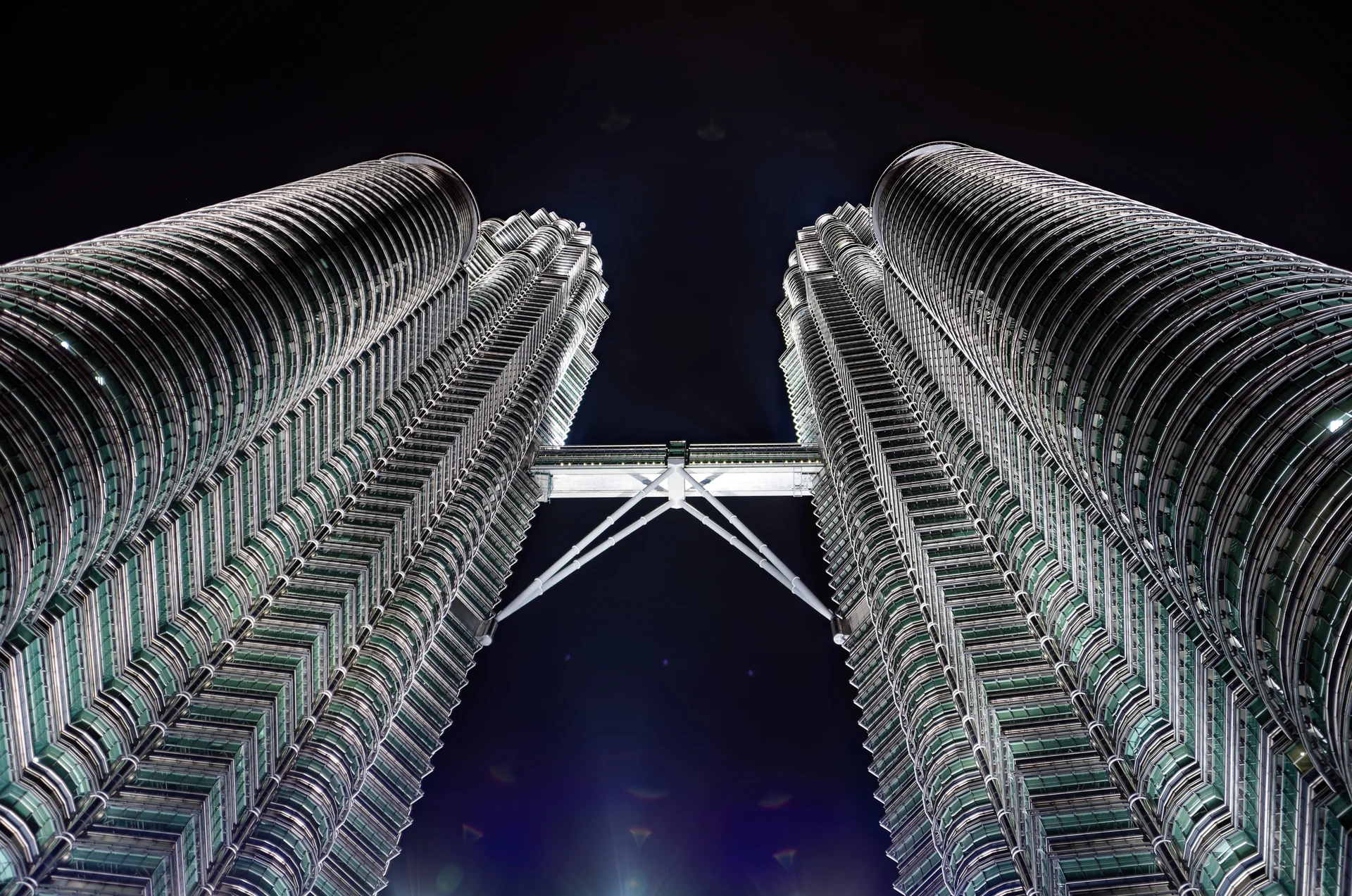 Beleuchtete Petronas Towers bei Nacht in Kuala Lumpur, fotografiert 2025