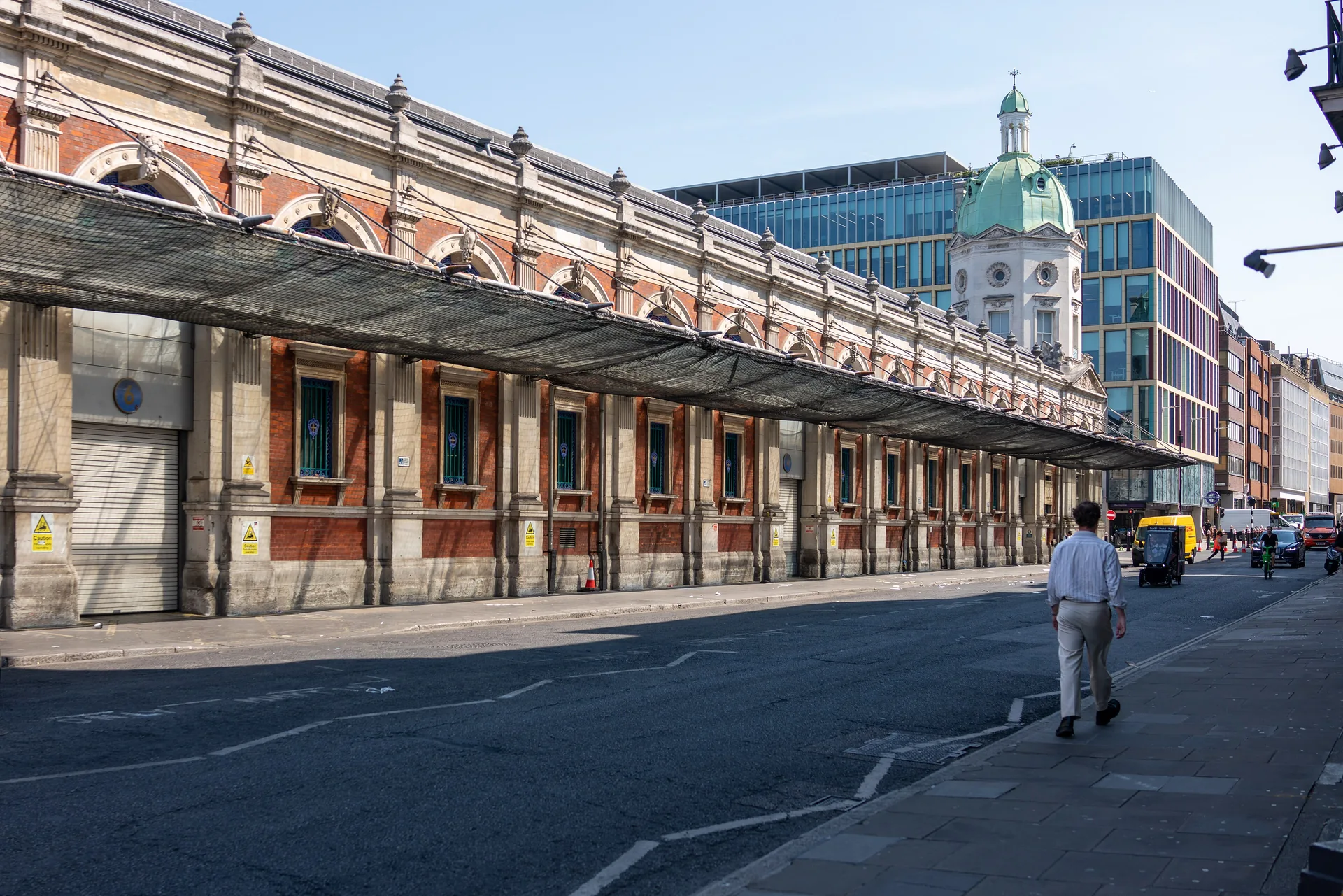 Historisches Smithfield-Market-Gebäude von der Long Lane aus, Juli 2026