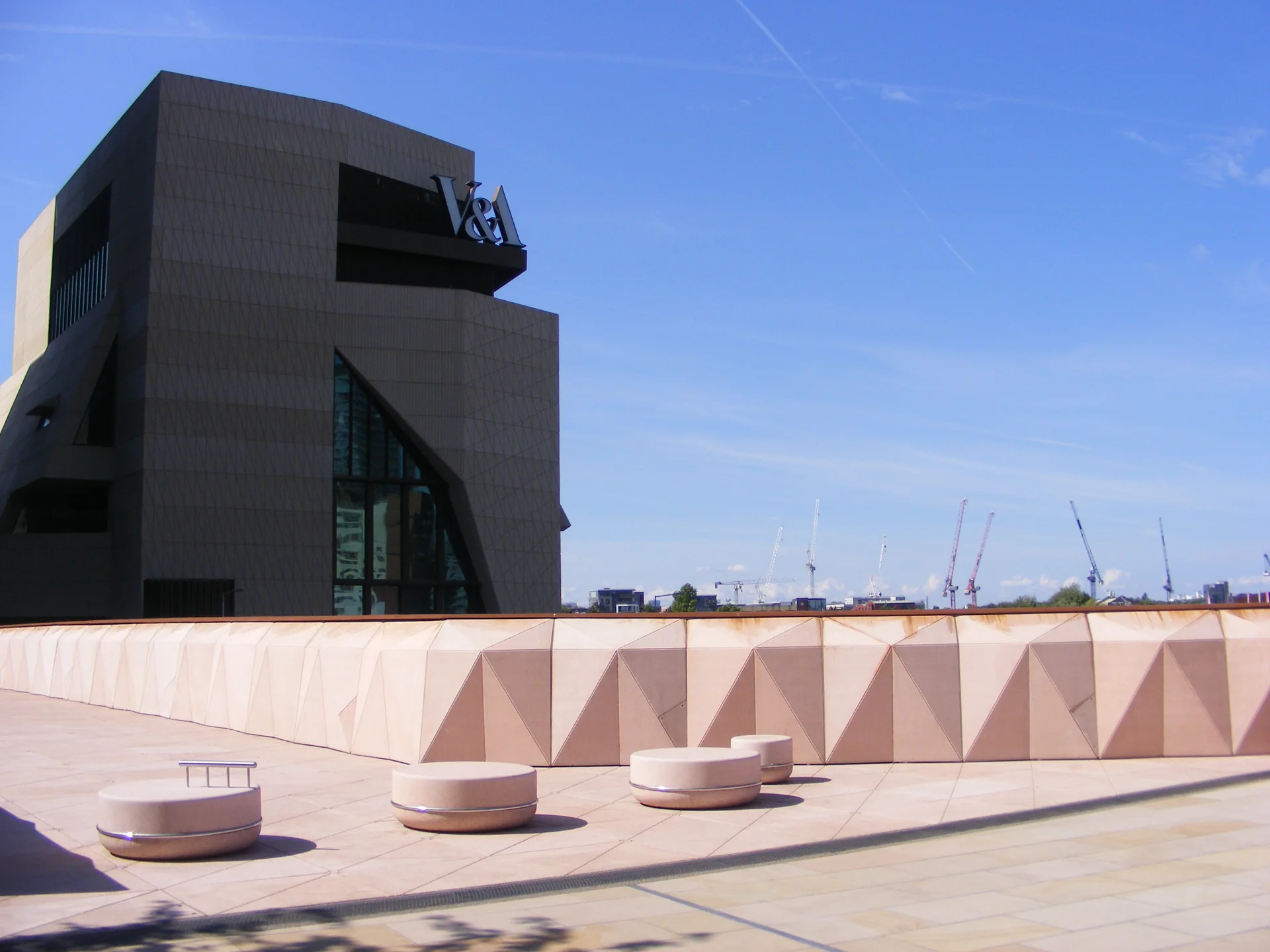Das Gebäude des V&A East Museum in Stratford, aufgenommen 2025