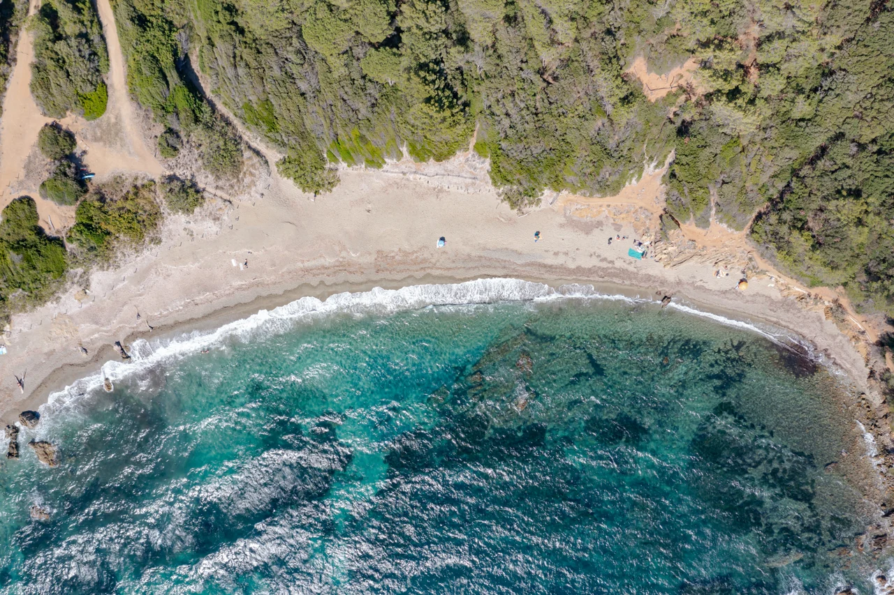 La spiaggia di Brouis a La Croix-Valmer: paesaggio costiero, non una spiaggia privata dell’hotel