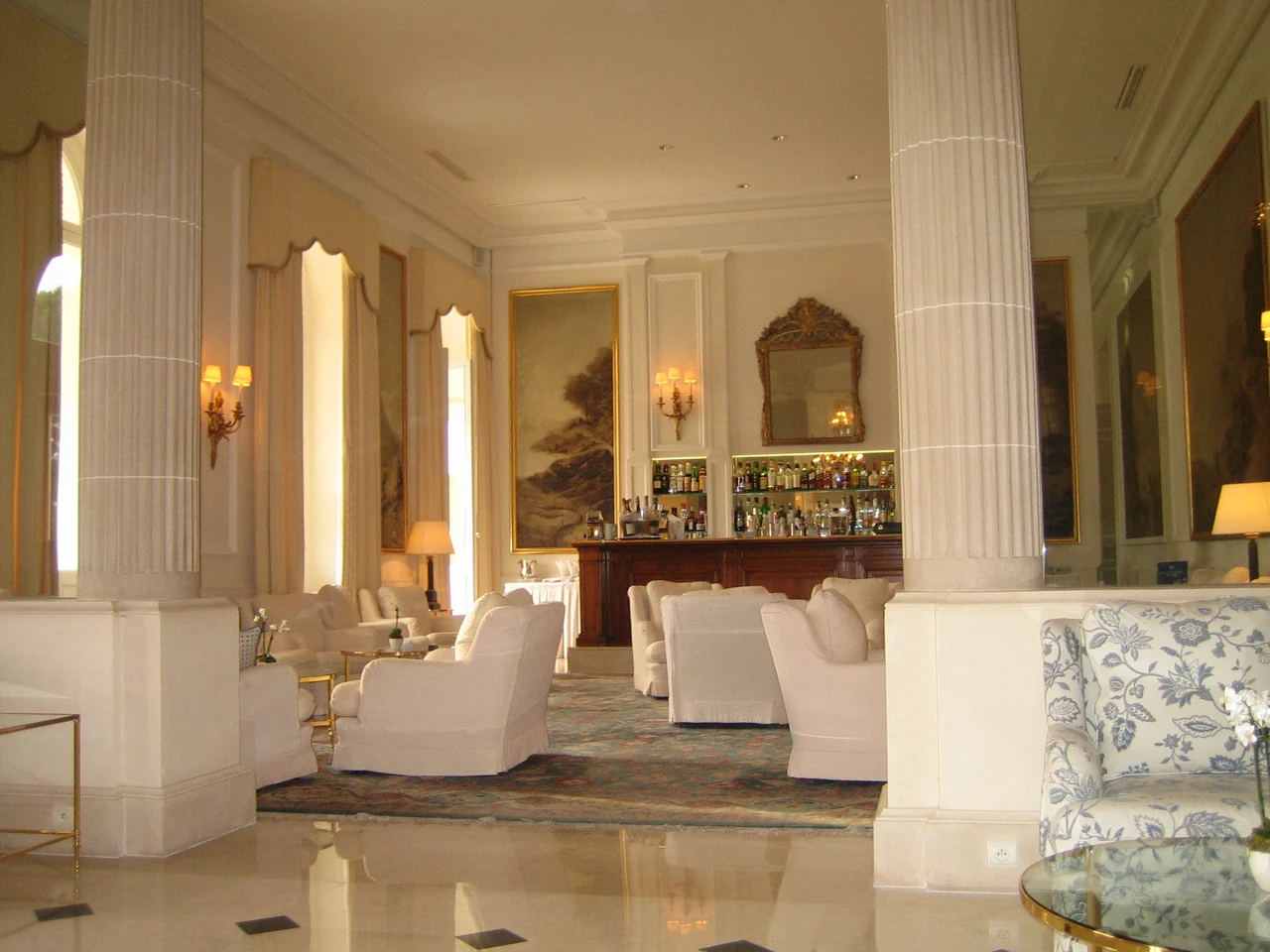 Gli interni del bar dell’Hôtel du Cap nel 2011