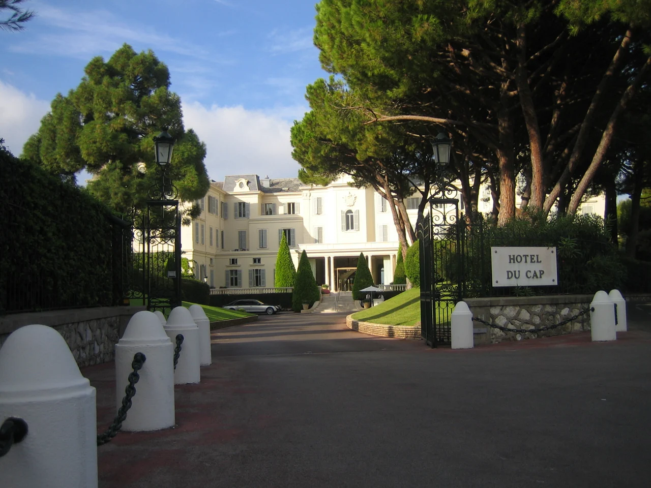 L’arrivo all’Hôtel du Cap-Eden-Roc, tra pini e palme