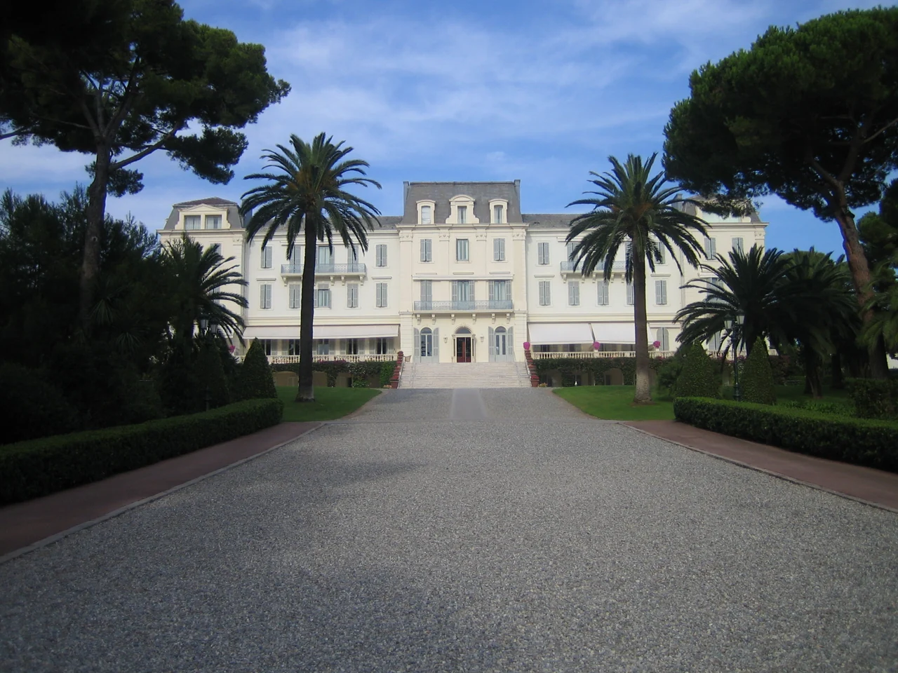 La facciata dell’Hôtel du Cap-Eden-Roc vista dal giardino