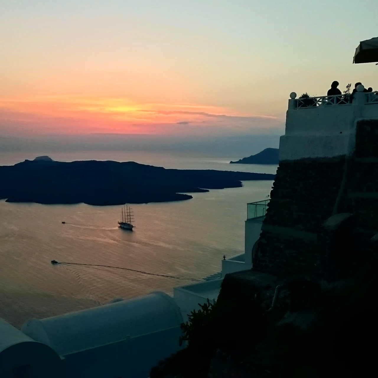 Tramonto sulla caldera da Imerovigli: immagine della destinazione, non della terrazza di Throubi