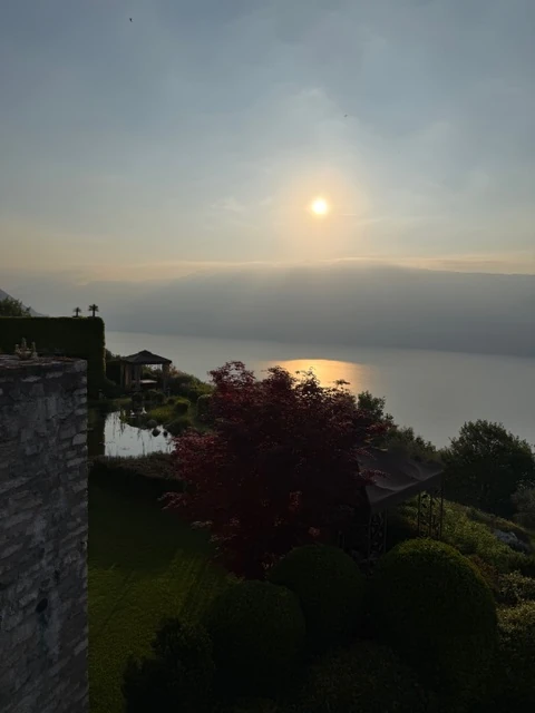 La prima luce sul Garda dal Lefay