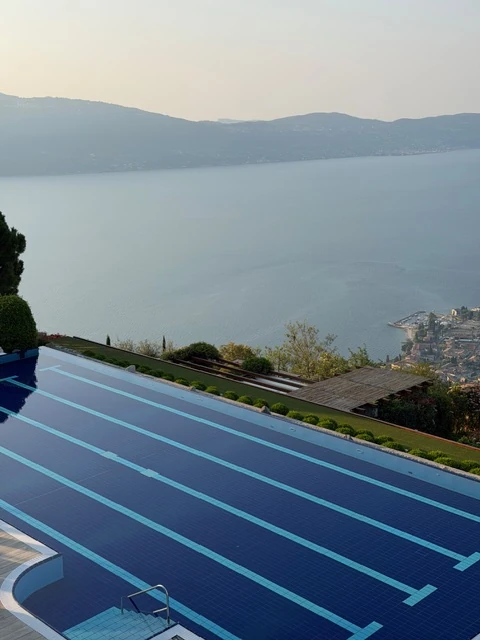 La piscina del Lefay aperta sul paesaggio del Garda