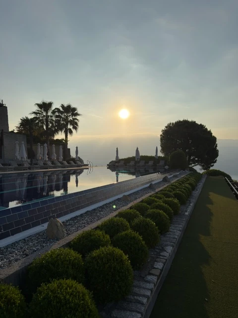 Piscine e giardino del Lefay nella luce del mattino
