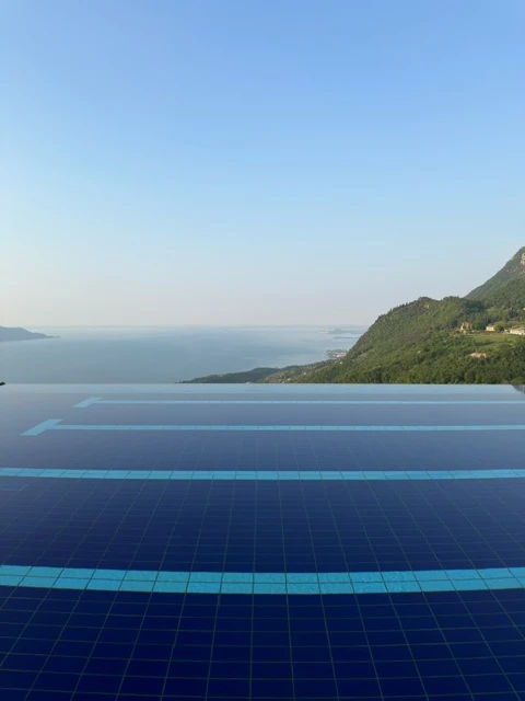 Il bordo a sfioro della piscina del Lefay