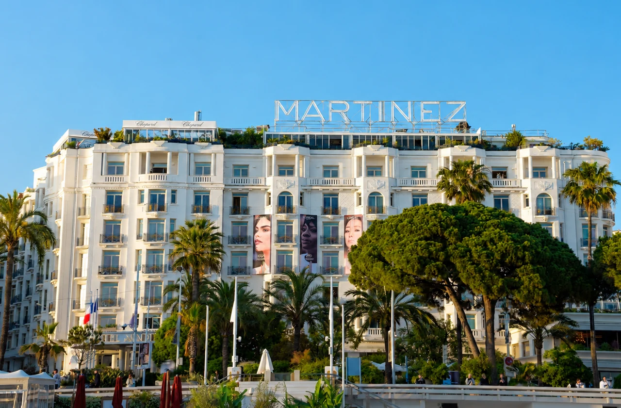 La facciata dell’Hôtel Martinez vista dal mare