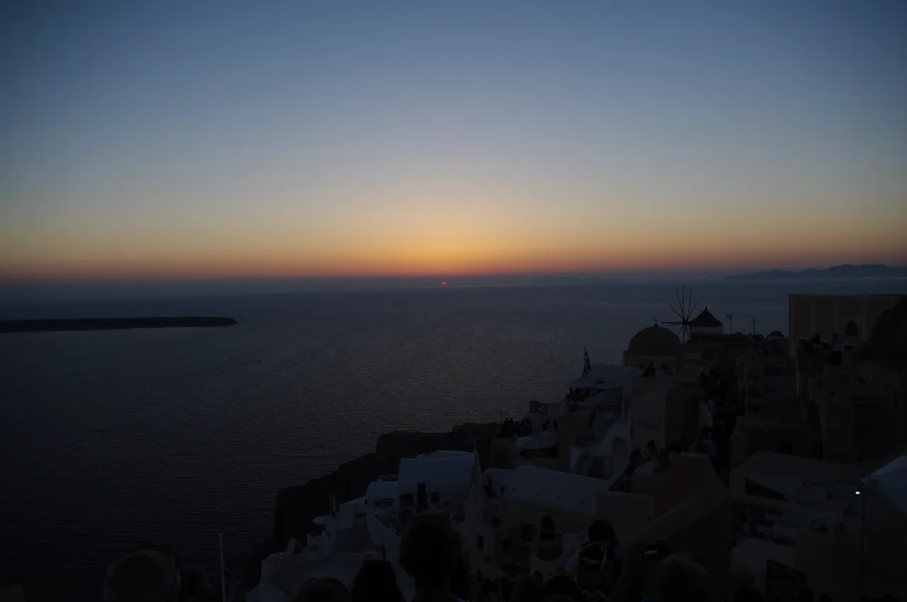Il sole scende sull’Egeo, con Oia in controluce