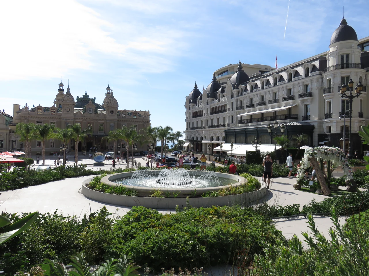 L’Hôtel de Paris e il Casino di Monte-Carlo intorno alla piazza