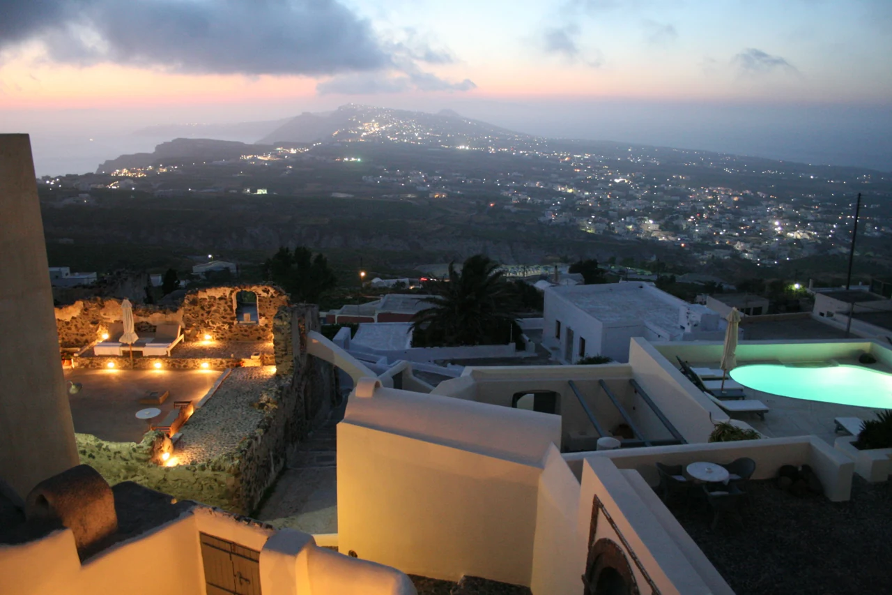 Fira e la caldera al crepuscolo, viste da Pyrgos. Veduta della destinazione, non di Madame Sousou.