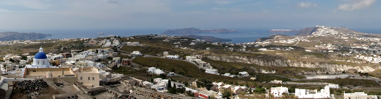 Panorama di Santorini da Pyrgos. Veduta della destinazione, non della terrazza di Madame Sousou.
